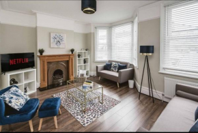 Elegant 5 bed house with parking- Photo ID Required, Croydon
